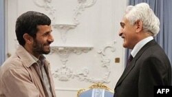 ایراني چارواکي په افغانستان کې د ایران د اجنډا د پر مخ بیولو لپاره په پرلپسې توګه افغان حکومتي چارواکو، سیاستوالو، مذهبي او قومي مشرانو ته پیسې ورکوي . 