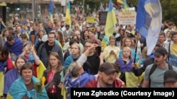 Українці під час ходи до Дня Незалежності України у Бердіні, 2025 рік