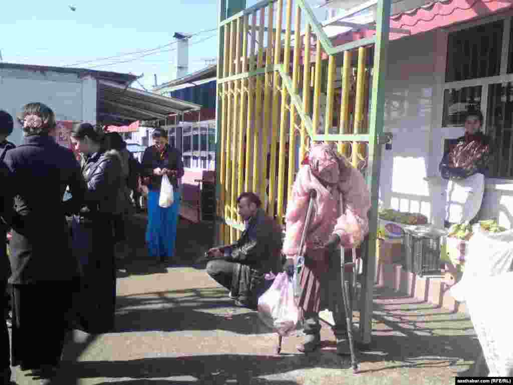 T&uuml;rkmenabadyň "D&uuml;n&yacute;&auml; bazary"