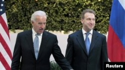 Igor Shuvalov dhe Xho Bajden, Moskë, 9 mars 2011 