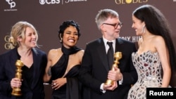 Комедия жанрындагы эң мыкты деп табылган "Салгылаш артынан салгылаш" тасмасынын режиссеру Пол Томас Андерсон жана анда ойногон актрисалар. 11-январь, 2026-жыл.