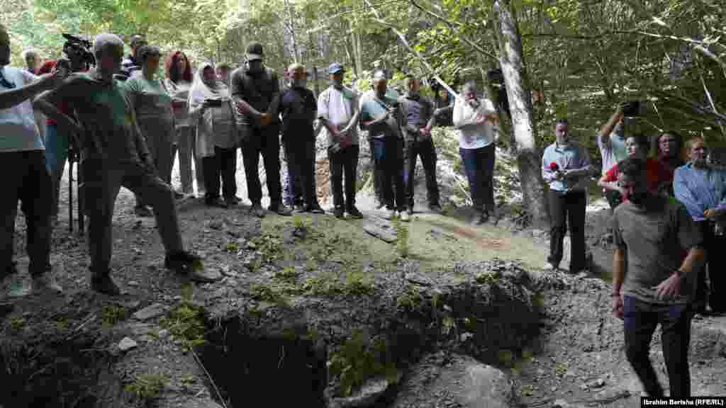 Zona e gërmimit në fshatin Kalludër të Vogël, ku u gjetën dhe u zhvarrosën mbetje mortore, që besohet se u përkasin personave të zhdukur nga lufta.