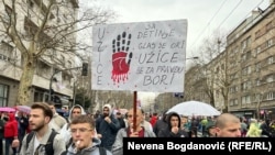 Плакат с кървава ръка, превърнала се в символ на протестите срещу правителството.