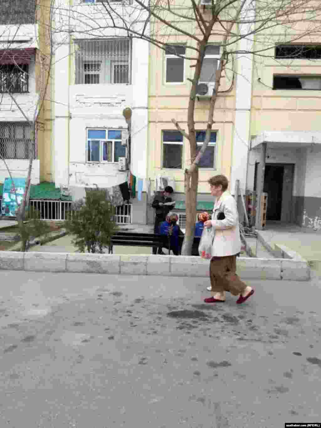 Köp gatly ýaşaýyş jaýyň howlusynda, Aşgabat&nbsp;