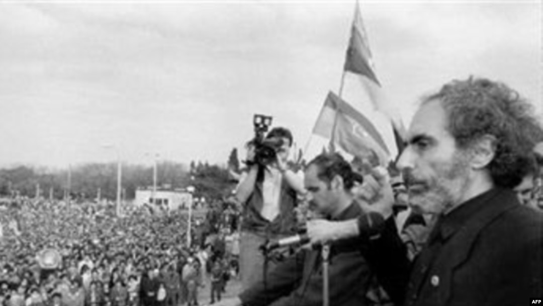Azərbaycan xalq hərəkatı başlayanda Elçibəy onun öndərlərindən biri oldu