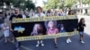 Демонстранти вимагають повернення українських дітей із Росії у рамках мирного врегулювання, Париж, 24 серпня 2025 року