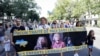 Demonstranti drže transparent na kojem piše: "Nema mirovnog sporazuma bez povratka deportovane ukrajinske djece" tokom skupa podrške Ukrajini u Parizu, 24. augusta 2025.