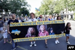 „Niciun tratat de pace fără întoarcerea copiilor ucraineni deportați!” Demonstrație la Paris în august 2025.