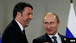 Прэм'ер-міністар Італіі Матэа Рэнцы і прэзыдэнт Расеі Ўладзімір Пуцін на саміце "дваццаткі" ў турэцкай Анталіі, 16 лістапада 2015 году.