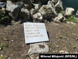 Ploča sa obilježjem početka obnove Sahat-kule na prijeratnoj lokaciji.