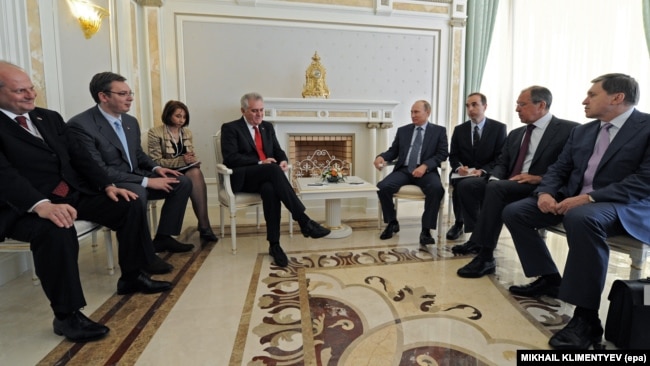 Tadašnji predsednik Srbije Tomislav Nikolić i ruski predsednik Vladimir Putin sa svojim delegacijama razgovaraju u državnoj rezidenciji u crnomorskom letovalištu Soči, Krasnodarski kraj, Rusija, 24. maja 2013.