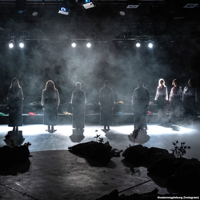 Колектив під час участі у виставі