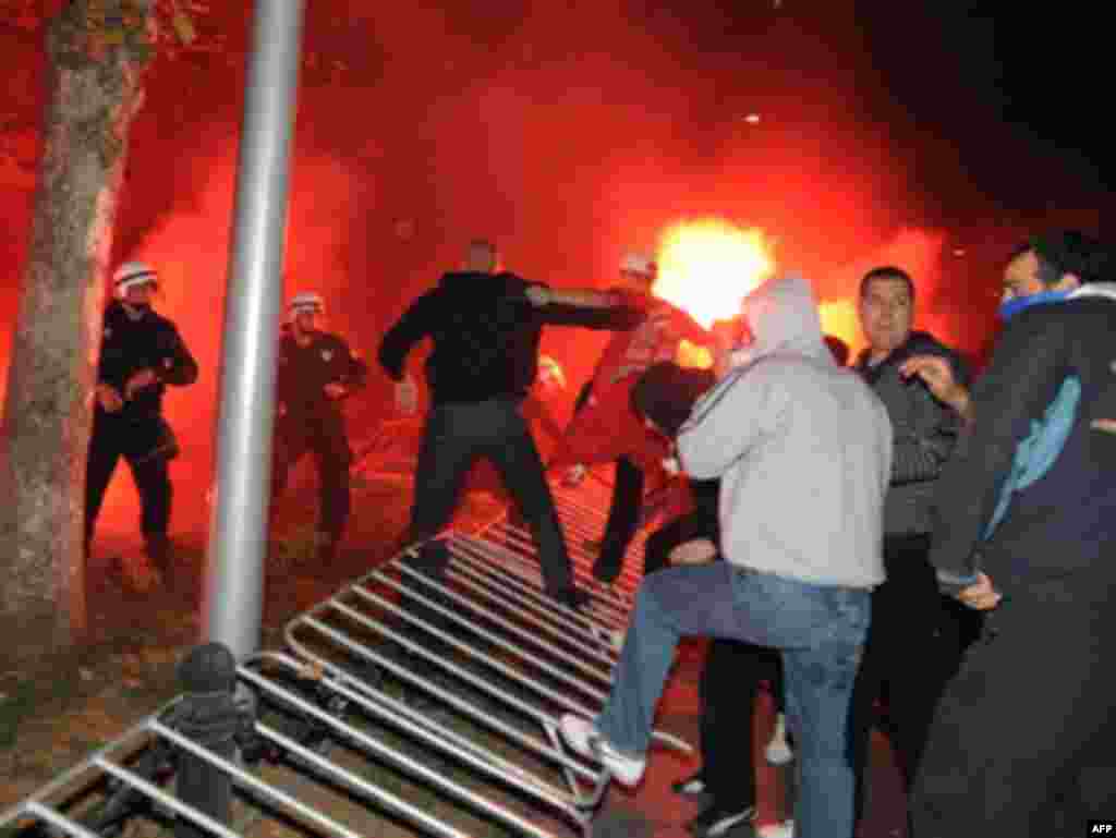 Përleshje mes policisë dhe protestuesve në Podgoricë... - MONTENEGRO, Podgorica : Pro-Serb opposition supporters clash with police in Podgorica on October 13, 2008. Montenegrin police Monday used tear gas to disperse several hundred angry demonstrators at a mass rally against the government's decision to recognise Kosovo's independence. At least 22 people including 10 policemen were injured and admitted at Podgorica's emergency medical center.