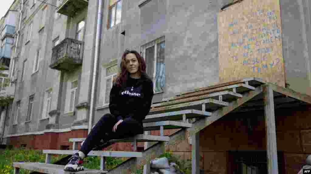 Alina Jevics 25 esztendős és szintén Kramatorszkból tudósít. Igazi forróponton dolgoznak Olgával, hiszen a város alig néhány kilométerre fekszik az állandóan változó frontvonaltól, így rendszeresen érik drón- és rakétatámadások