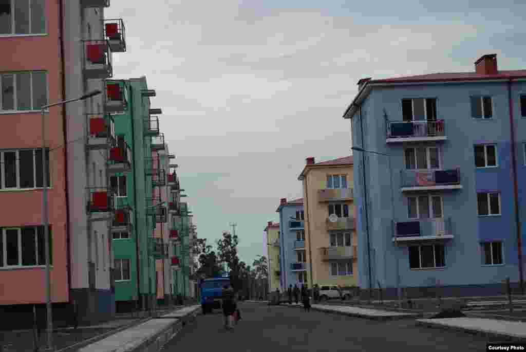 Разноцветные четырех- и пятиэтажки аккуратно уместились в городском районе