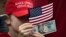 20-долларовая бумажка '2020' с изображением Дональда Трампа во время объявления о том, что нынешний президент будет переизбираться, 18 июня 2019 года, Орландо, Флорида.