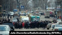 Працівники приладобудівного заводу перекрили дорогу на знак протесту проти невиплати їм заробітної плати, Харків, 21 березня 2011 року 