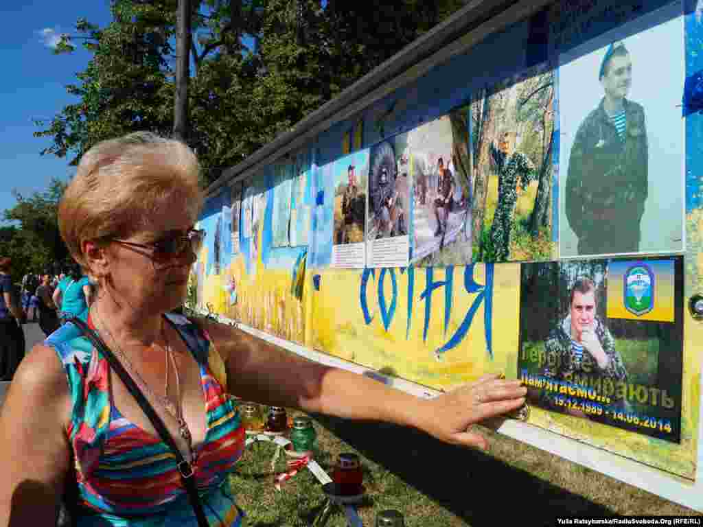 Плакати, розклеєні родичами, з вимовами покарати винних