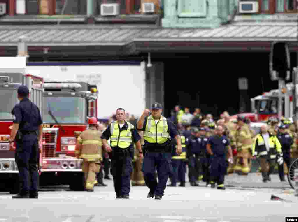 Поліцейські розглядають місце аварії