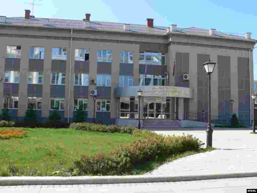 Татарстанның яшьләр, спорт һәм туризм мнистрлыгы бинасы - Казанның меңъеллыгына Петербур тарафыннан төньяк башкала исеме белән урам бүләк ителде. Бу урам Нева елгасында урнашкан шәһәрне хәтерләтүче урын буларак төзелде. Петербур стиленнән таныш булган фонарьлар, үзенчәлекле архитектура төзелеше, матур күперчекләр урамда чыннан да төньяк башкала мохитен чагылдыра. Әмма “бүләк” әкренләп матурлыгын югалта бара.