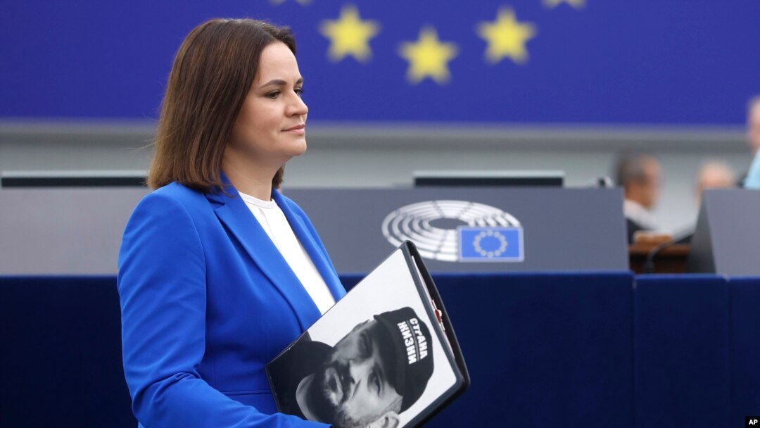 Ілюстрацыйнае фота. Сьвятлана Ціханоўская перад выступам у Эўрапарлямэнце. Страсбург, 13 верасьня 2023 году