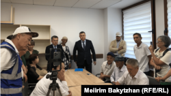 Алматыдағы №215 мектептің аралас тілде болуына қарсы бір топ адам қала әкімдігіне келіп отыр. 25 тамыз, 2025 жыл.