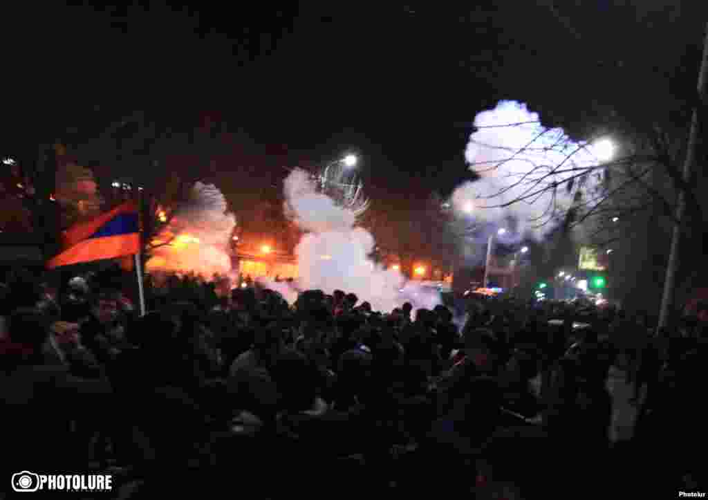 Армения - Столкновения между протестующими и полицией в Гюмри, есть пострадавшие, 15 января 2015 г..