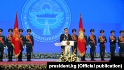 ინაუგურაციის ცერემონია ბიშკეკში. ცენტრში: სადირ ჟაპაროვი.