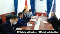 Встреча главы МИД КР Руслана Казакбаева и посла Таджикистана в КР Назирмада Ализоды. Бишкек, 31 мая 2021 г.