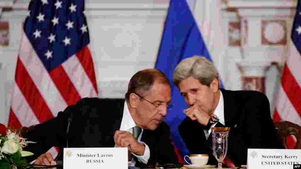 Secretarul de stat John Kerry și omologul său rus Serghei Lavrov (stînga), Washington, 9 august, 2013.