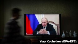 Vladimir Putin le-a cerut rușilor să fie patrioți și să meargă la vot. Oricum, autoritățile au făcut tot posibilul pentru a se asigura că Rusia Unită nu va avea mari probleme: trei zile de vot, controlul asupra sistemului electoral și reprimarea opoziției ar trebui să îi asigure o victorie fără emoții.