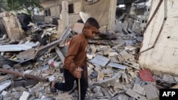 Fiú a romok között Rafahban 2024. március 25-én
