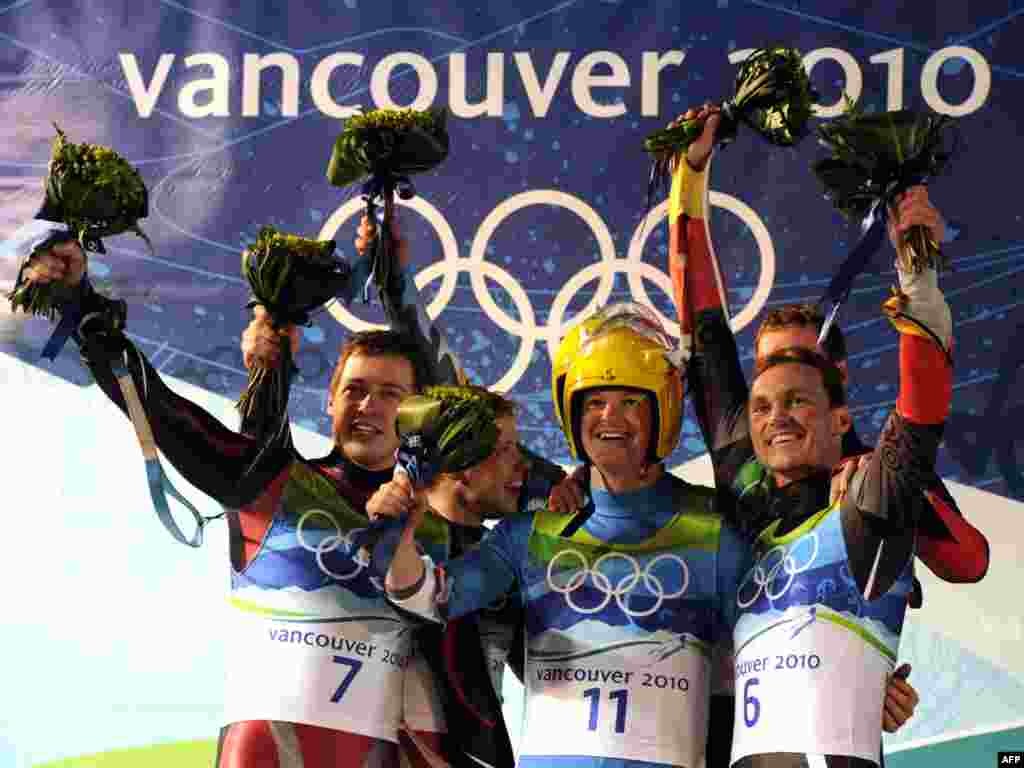 لوژ سواران در پاتیناژ نمایشی - CANADA, Whistler : Gold medal winners Austria's Andreas (3rd L) and Wolfgang Linger (C obscured), silver medalists Latvia's Andris (L) and Juris Sics (2nd L) and bronze medalists Germany's Patric Leitner (obscured R) and Alexander Resch (R) react on the podium after competing in the men's Luge doubles at the Whistler Sliding Centre during the Vancouver Winter Olympics on February 17, 2010. Austria's Andreas Linger and his younger brother Wolfgang retained their Olympic luge doubles title. 