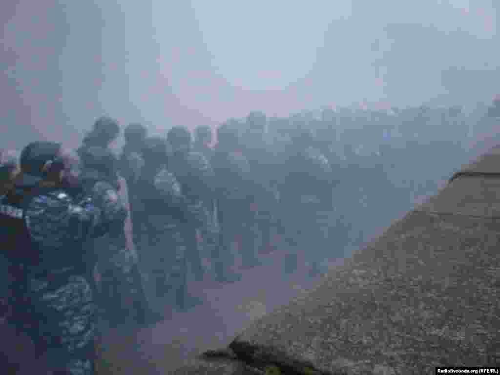 Kiyev, Nazirlər Kabinetinin qarşısında polis tüstü bombasından istifadə edir. 24 noyabr 2013&nbsp;