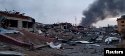 Dim se diže usred oštećenih zgrada nakon napada na vojnu bazu Javoriv, dok se ruska invazija na Ukrajinu nastavlja, 13. mart 2022.
