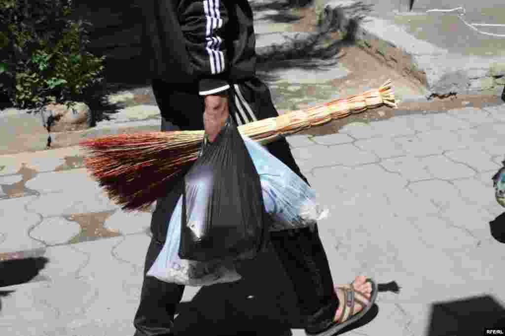 Дар орзуи арзонӣ #126