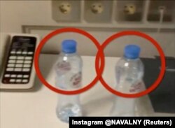Sticle de apă minerală într-o cameră de hotel din Tomsk, unde a locui și Navalnîi, înainte de a i se face rău. Reuters a obținut poza de pe rețele de socializare.