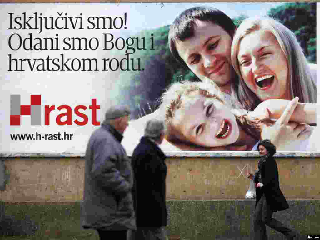 BiH - Hrvatski predizborni plakati, Novi Travnik,01.12.2011. Foto: Reuters / Dado Ruvić 