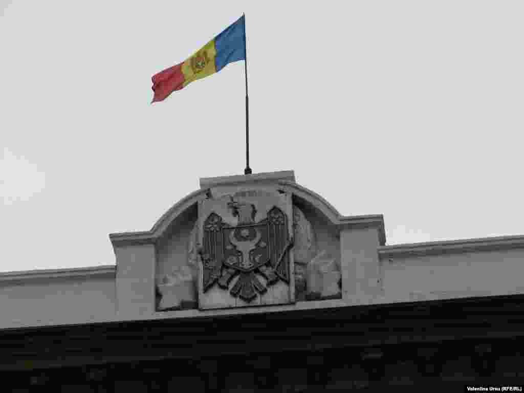 O stemă și un tricolor...