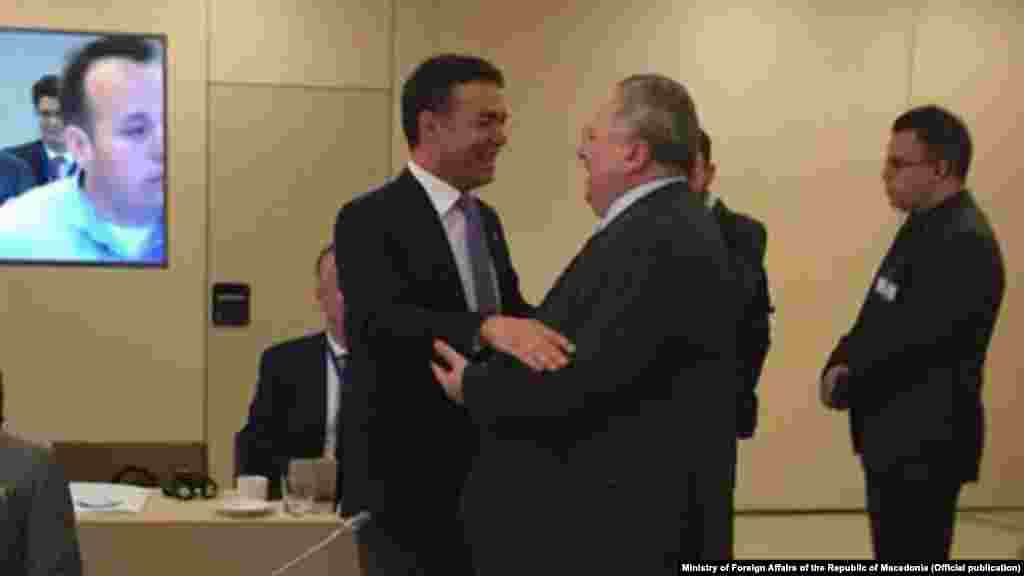 МАКЕДОНИЈА / ГРЦИЈА / САД - Во зградата на ОН во Њујорк продолжи новата рунда преговори за спорот за името меѓу шефовите на дипломатиите на македонија и на Грција, Никола Димитров и Никос Коѕијас, со посредништво на Метју Нимиц.