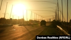 Військовий позашляховик поспішає на позицію підрозділу, щоб доставити припаси