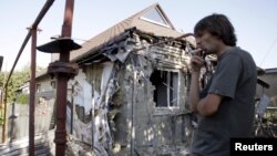 Ուկրաինա - Գնդակոծության հետևանքով ավերված տուն Դոնեցկում, օգոստոս, 2015թ․