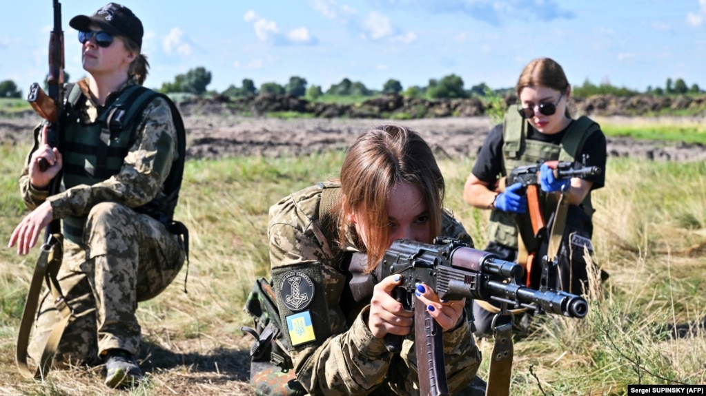 Українські курсантки в новій військовій формі, розробленій спеціально для жінок, на заході «Уніформа має значення». Околиця Києва, 12 липня 2023 року