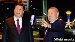 Президент Казахстана Нурсултан Назарбаев (справа) и президент Китая Си Цзиньпин во время одного из предыдущих его визитов в Астану. 