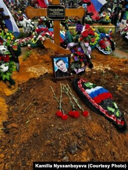 Могила Кирилла Нысанбаева, казахстанца, воевавшего на стороне России и погибшего в Украине. Челябинск, 17 июля 2025 года