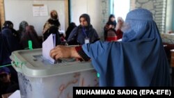 An Afghan woman casts her vote during the parliamentary elections in Kandahar on October 27, 2018.