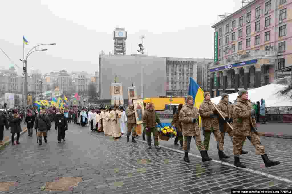 Почесна варта, духовенство й активісти беруть участь у марші