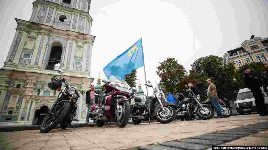 Учасники мотопробігу стартують на схід України від Софійської площі