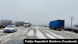 Imagine publicată de Poliție de pe traseul M-5, la Codreanca, raionul Strășeni, unde camioanele sunt staționate pe acostament, fiind imposibilă deplasarea, 5 februarie 2025