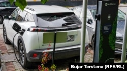 Një veturë elektrike në një pikë furnizimi.